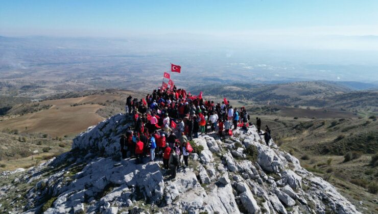 Kösedağ zirvesine dev Türk Bayağı