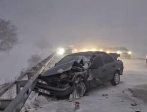 SAMSUN YOLU BUZ PİSTİNE DÖNDÜ: 1 ÖLÜ